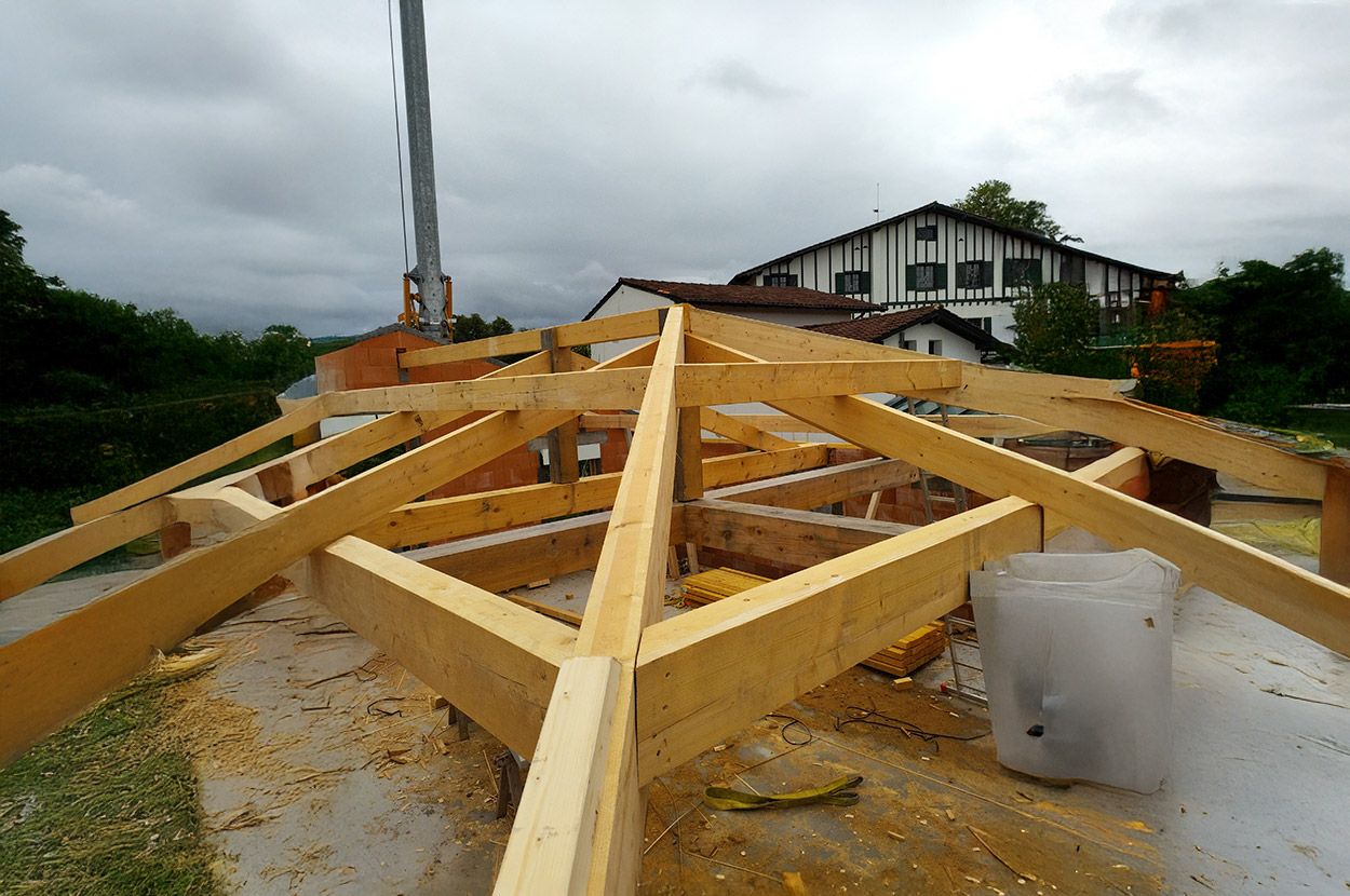 Charpente Côte basque, Charpente Saint Jean de Luz, Charpente Saint Pée sur Nivelle, Couverture Côte basque, Couverture Saint Jean de Luz, Couverture Saint Pée sur Nivelle, Pose de Velux Côte basque, Pose de Velux Saint Jean de Luz, Pose de Velux Saint Pée sur Nivelle, Rénovation Toiture Côte basque, Rénovation Toiture Saint Jean de Luz, Rénovation Toiture Saint Pée sur Nivelle, Zinguerie Côte basque, Zinguerie Saint Jean de Luz, Zinguerie Saint Pée sur Nivelle